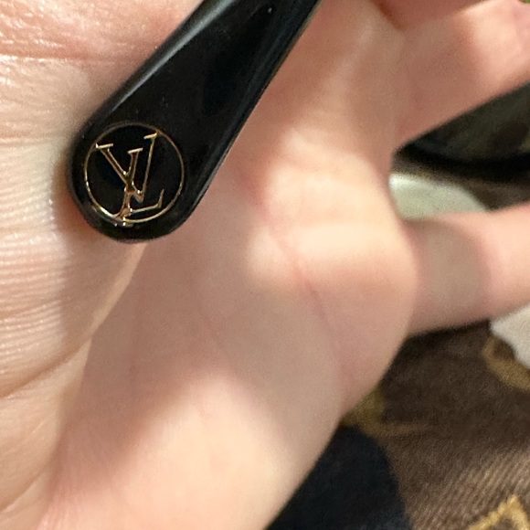 Louis Vuitton sunglasses some scratches on inner part as indicated - Picture 7 of 16